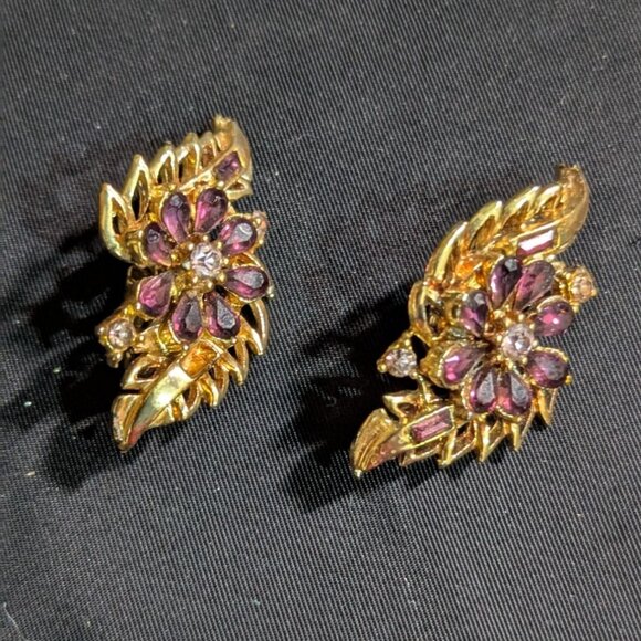 Vintage Coro Gold-Tone Clip-On Earrings With Purple Rhinestones Floral Design - Picture 3 of 7
